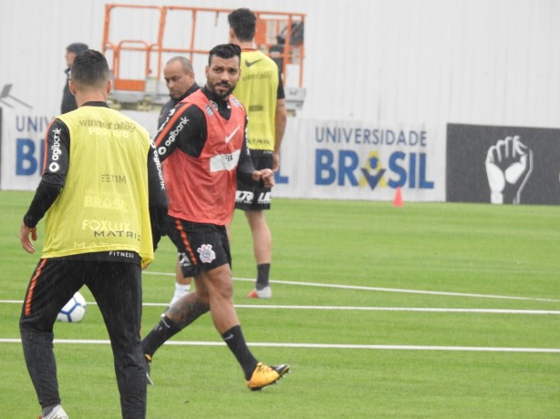 Michel Macedo treinou no CT do Corinthians sob olhares dos jornalistas pela primeira vez