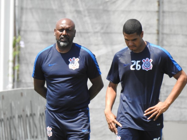 Canhão conversa com jovem da base ao longo de treino no CT Joaquim Grava