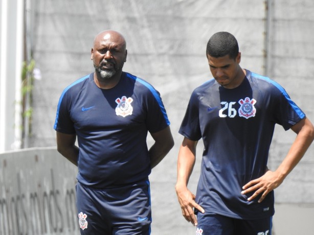 Canho conversa com jovem da base ao longo de treino no CT Joaquim Grava