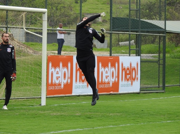 Cássio soca bola durante o treino desta terça
