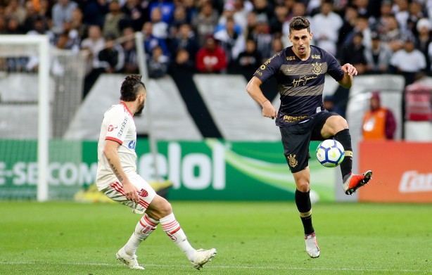 Danilo Avelar em jogo contra o Flamengo, pelo Brasileirão, na Arena Corinthians