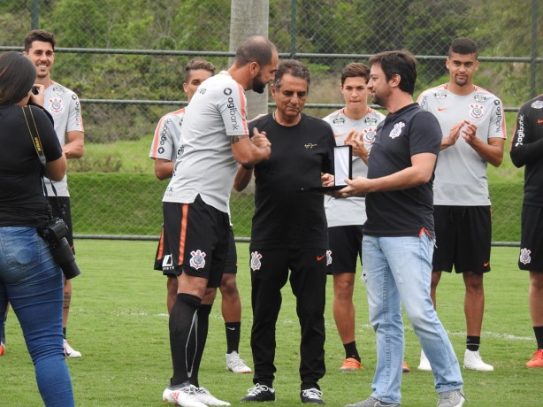 Danilo completou 350 diante do Flamengo e recebeu placa no treino