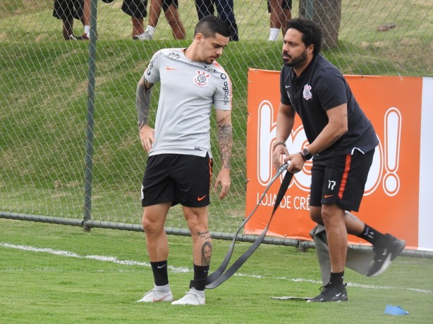 Fagner fez um trabalho com o fisioterapeuta antes do treino com os titulares