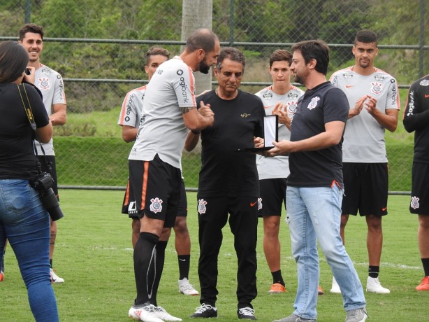 Jogador foi aplaudido por diretores e companheiros de equipe