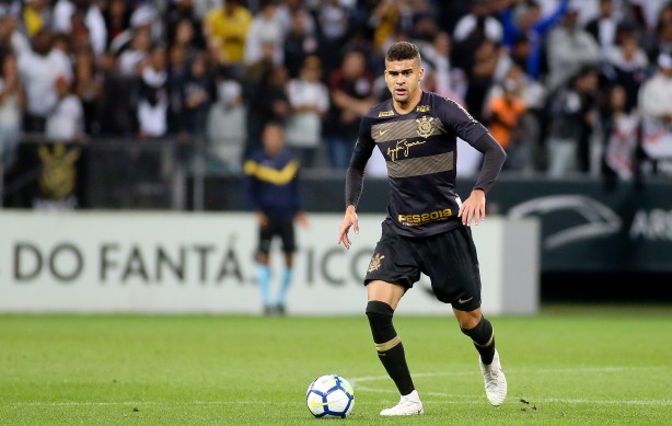 Léo Santos em jogada contra o Flamengo, na Arena Corinthians, pelo Campeonato Brasileiro