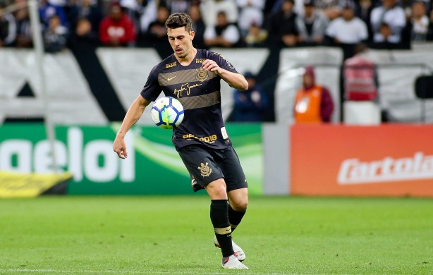 O lateral Danilo Avelar durante jogo contra o Flamengo, pelo Brasileirão