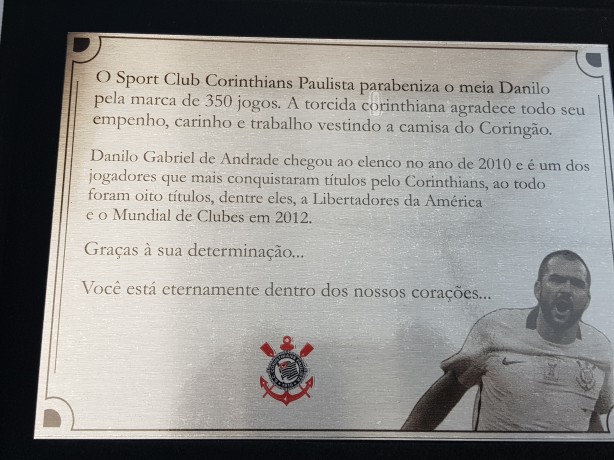 Placa que foi entregue em homenagem a Danilo