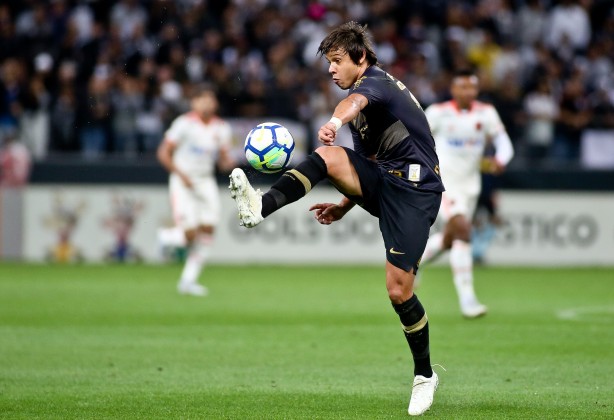 Romero durante jogada na partida contra o Flamengo, pelo Brasileirão, na Arena Corinthians