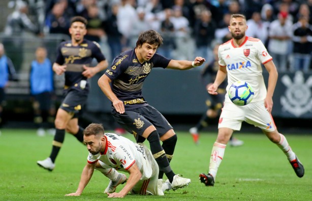 Romero em dividida durante jogo contra o Flamengo, pelo Brasileirão