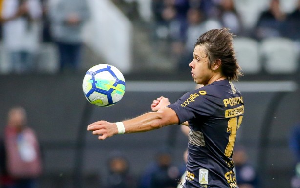 Romero em dominada durante partida contra o Flamengo, pelo Campeonato Brasileiro