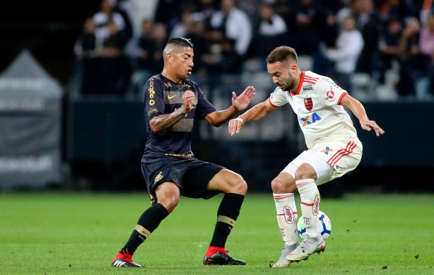 Volante Ralf em jogo contra o Flamengo, na Arena Corinthians