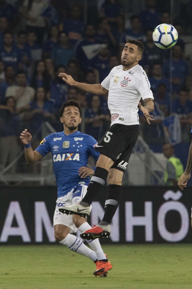 Gabriel em jogada aérea contra o Cruzeiro, pela Copa do Brasil