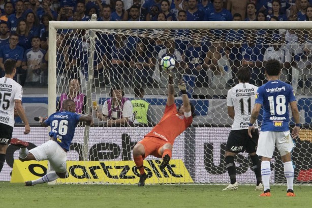 Goleiro Cássio em grande defesa contra o Cruzeiro, em Minas Gerais