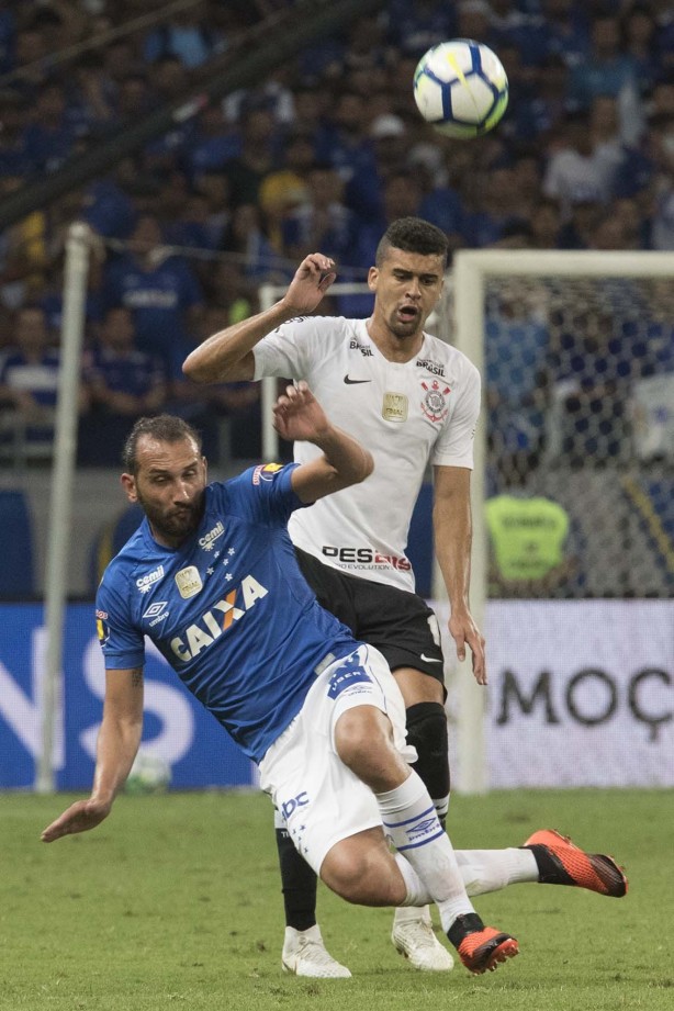 Léo Santos fez boa partida contra o Cruzeiro, no primeiro jogo da final da Copa do Brasil