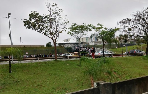 Fila vai aumentando no entorno da Arena Corinthians