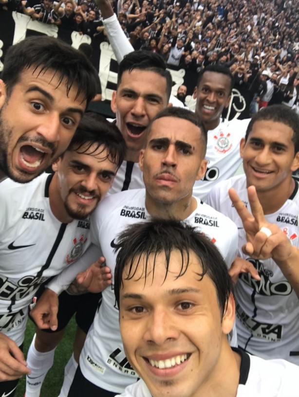 Romero fez gol no Palmeiras e tirou uma selfie com seus companheiros