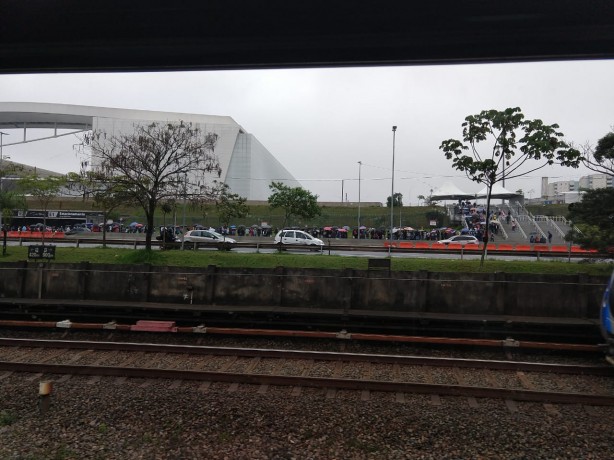 Torcedores não desistiram da fila nem com chuva na manhã desta segunda na Arena