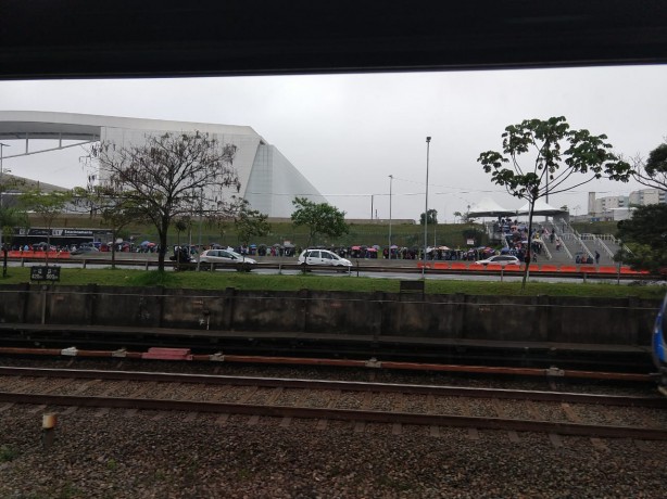 Torcedores no desistiram da fila nem com chuva na manh desta segunda na Arena