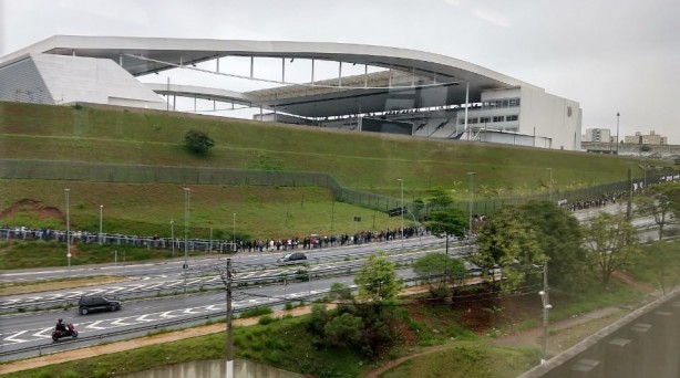 Torcida já faz grande fila nos primeiros horários desta segunda-feira