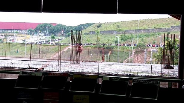 Visão da fila na Arena Corinthians para quem está no metrô de Itaquera na manhã desta segunda
