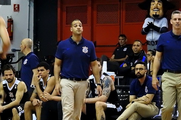 Tcnico Bruno Savignani no comando do basquete do Corinthians desde sua reativao, em 2017