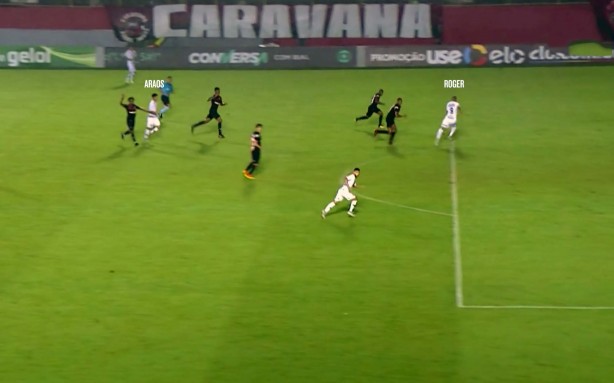 Araos observa entrada de Roger e, com visão de jogo, acha o atacante