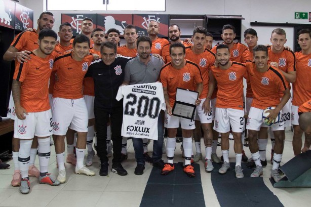 Jadson e os companheiros de clube no vestiário do Barradão