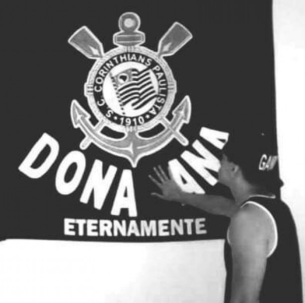 Luciano deixa na cozinha de casa bandeira em homenagem à mãe