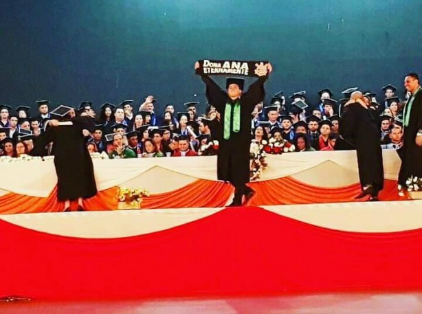 Luciano se formou em fisioterapia em 2016. Não deixou de homenagear a mãe na colação de grau. Só não deu pra tirar o verde da beca, brinca
