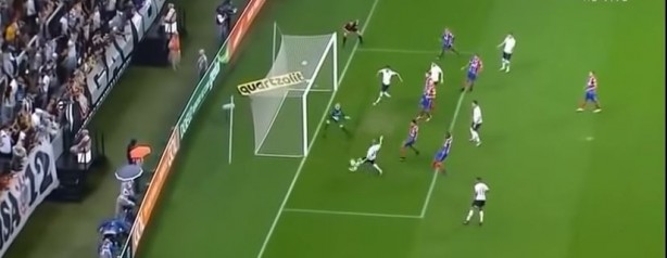 Danilo se desmarcou e surgiu livre para fazer o primeiro gol