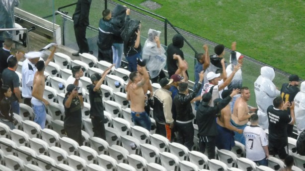 Chuva não intimidou corinthianos, que tiraram camisa e aumentaram volume na Arena