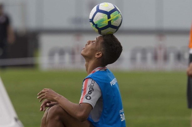 Pedrinho mostra habilidade no treino desta quarta-feira