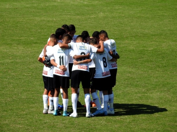Timãozinho levou dois gols do rival logo no primeiro tempo