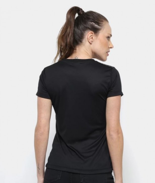 Parte posterior da camiseta é lisa e toda preta