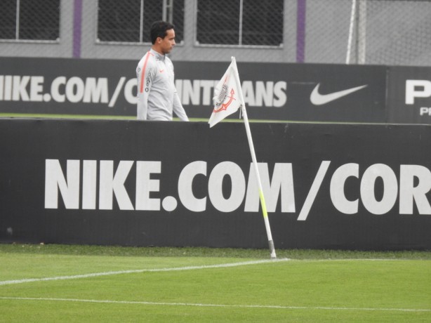 Perto de volta, Jadson deu as caras no campo; por ora, nada de treino com bola