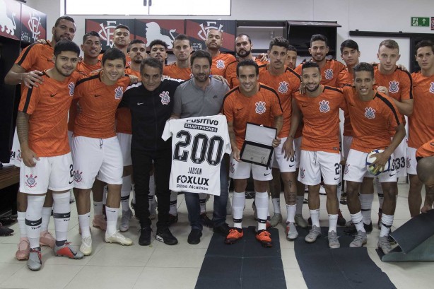 Jadson completou 200 jogos diante do Vitria, em Salvador