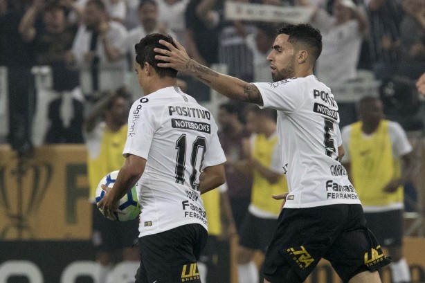Jadson é referência técnica do elenco do Corinthians