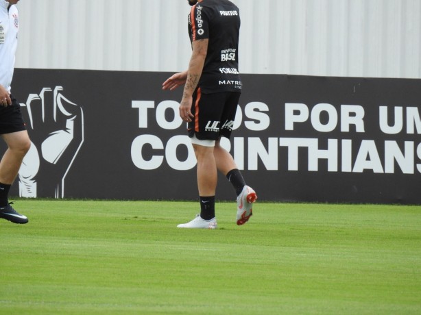 Proteção na coxa esquerda de Douglas durante o treino desta sexta-feira