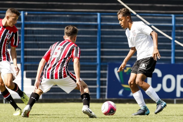 Corinthians enfrenta o São Paulo pelo campeonato paulista sub-15