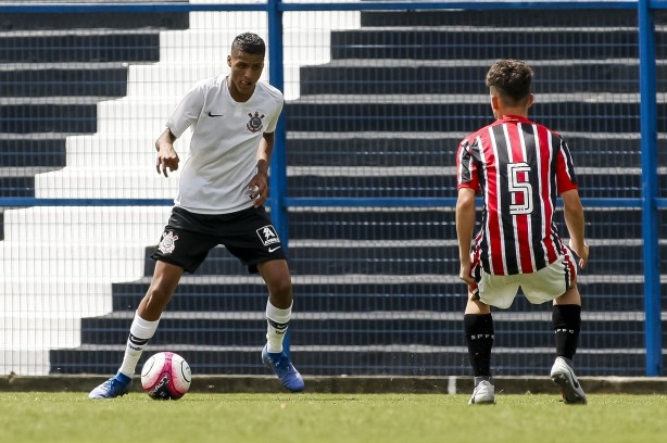 Corinthians enfrenta o São Paulo pelo campeonato paulista sub-15