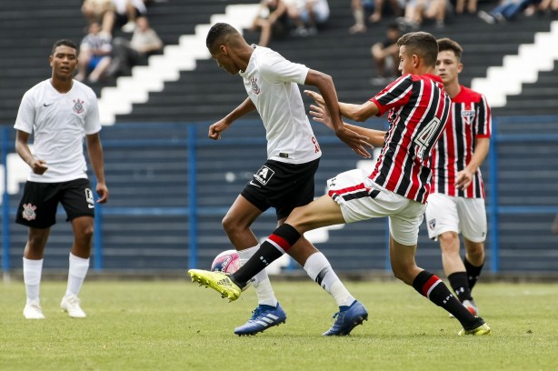 Corinthians enfrenta o São Paulo pelo campeonato paulista sub-15