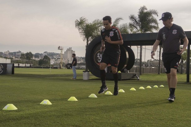 Jadson no treino do Corinthians