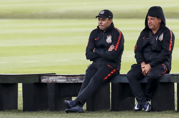 Jair Ventura observa seus jogadores a beira de campo