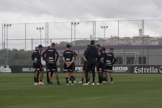 Jogadores realizam treinamentos no treino desta tarde