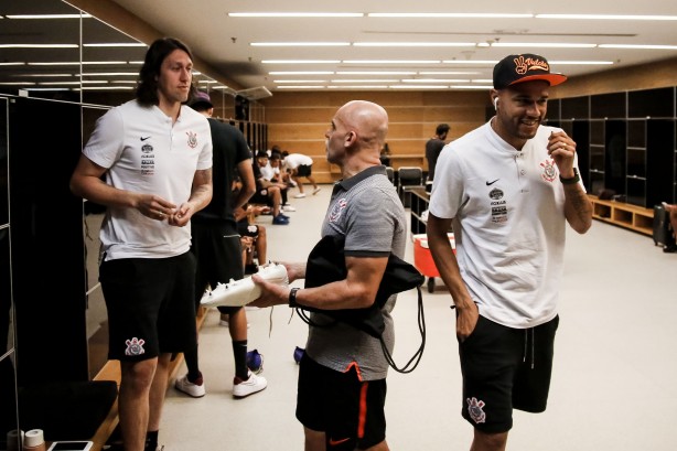 Cássio se prepara para entrar em campo