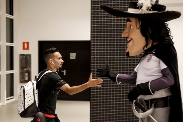 Clayson cumprimenta mascote do Timão antes da partida contra o São Paulo