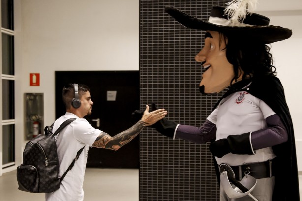 Fagner cumprimenta mascote do Timão antes da partida contra o São Paulo