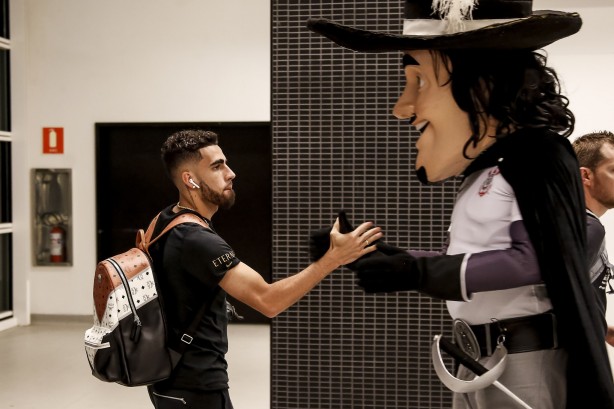 Gabriel cumprimenta mascote do Timão