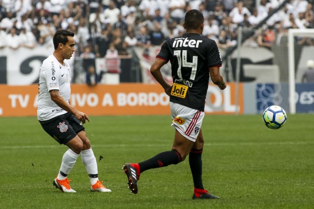 Jadson em ação na partida contra o São Paulo