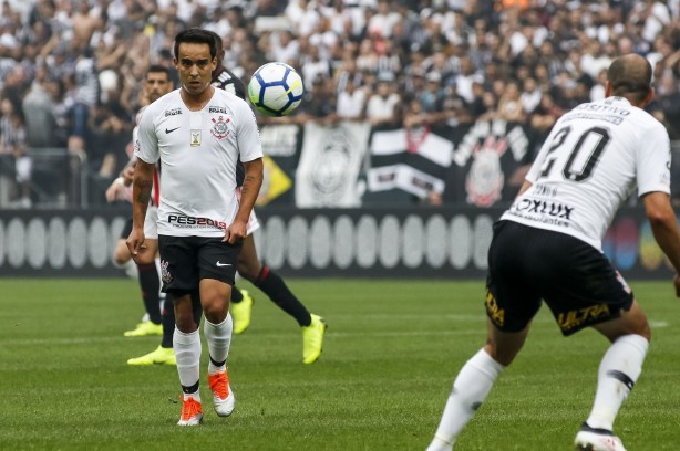 Jadson em ação na partida contra o São Paulo